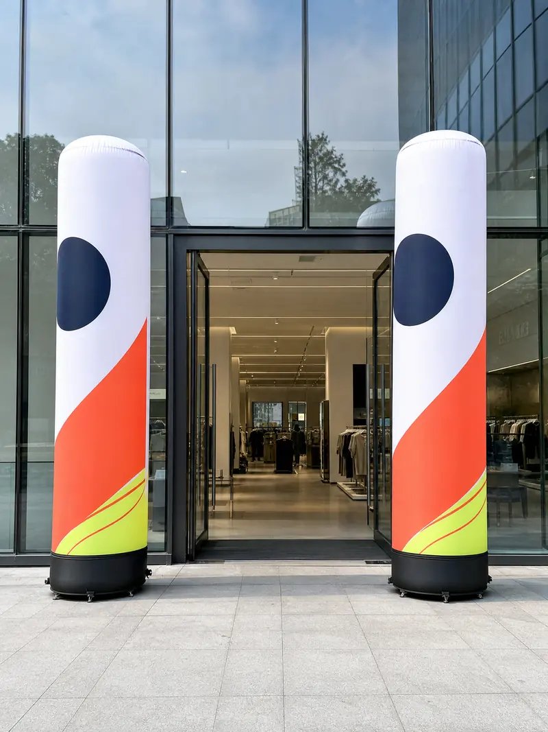 Deux totems gonflables blancs devant l'entrée d'un magasin