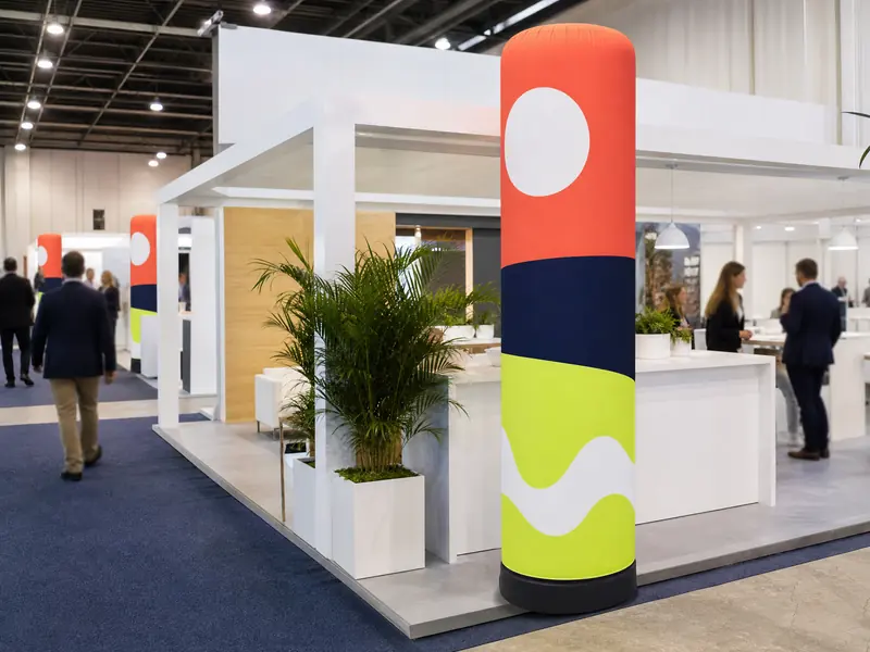 Totem gonflable corail sur un stand de salon professionnel