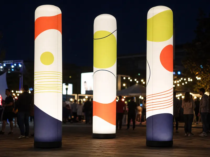 Totems gonflables lumineux LED lors d'un festival de nuit