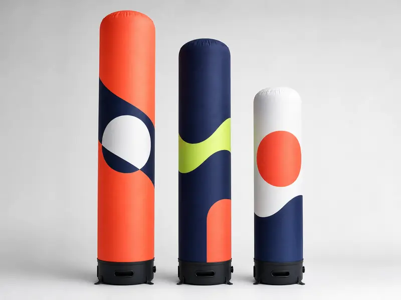 Trois totems gonflables de hauteurs différentes en studio